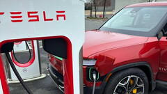 Rivian EV bij een Tesla Supercharger (afbeelding: nonnac/Reddit)