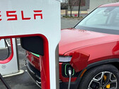 Rivian EV bij een Tesla Supercharger (afbeelding: nonnac/Reddit)
