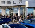 Cybertruck in de rij bij een Tesla-showroom in Langley, BC (afbeelding: CyberNatural_BC/X)