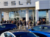Cybertruck in de rij bij een Tesla-showroom in Langley, BC (afbeelding: CyberNatural_BC/X)