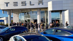 Cybertruck in de rij bij een Tesla-showroom in Langley, BC (afbeelding: CyberNatural_BC/X)