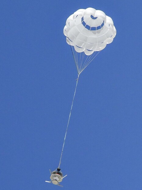 De uitgeworpen parachute, uitgerust met sensoren om de spanning op het baldakijn te meten (Afbeeldingsbron: NASA en Christopher LC Clark; bijgesneden)