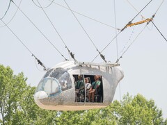 Het model van de vliegtuigromp hangt 35 voet in de lucht (bron: NASA en Mark Knopp; bijgesneden)