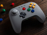 De kleuren van de knoppen op de grijze 8BitDo 64 Bluetooth Controller komen overeen met die van de originele Nintendo 64-controller