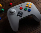 De kleuren van de knoppen op de grijze 8BitDo 64 Bluetooth Controller komen overeen met die van de originele Nintendo 64-controller