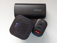 Batterijen & lader. (Afbeeldingsbron: Notebookcheck)