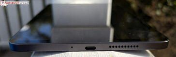 rechts: microfoon, USB-C 2.0, luidspreker