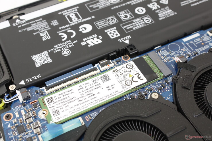 Enkele M.2 PCIe4 x4 NVMe 2280 SSD-sleuf zonder secundaire opties. Configuraties worden waarschijnlijk geleverd met alleen een PCIe3 x4 schijf
