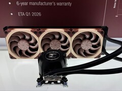 De AIO CPU-koeler van Noctua getoond op Computex 2025. (Afbeeldingsbron: Computerbase)