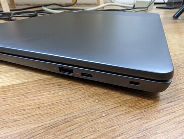 Rechts: USB-A 3.2 Gen. 1, USB-C 3.2 Gen. 2 + DisplayPort + Power Delivery, Kensington-slot