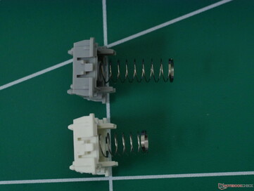 Wooting Lekker Tikken (boven) vs Lekker L60 V2 (onder) veerlengte.