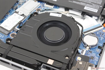De koeloplossing bestaat uit een enkele ~55 mm ventilator met twee koperen heat pipes