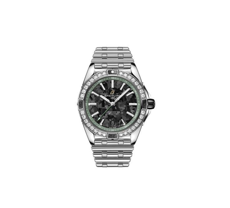 De Breitling Super Chronomat Automatic 38 heeft een roestvrijstalen kast van 38 mm, een wijzerplaat van koolstofvezel, een met diamanten bezette lunette en groene accenten geïnspireerd op de Aston Martin Valhalla.