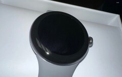 De Pixel Watch heeft een veel dikkere bezel dan marketing renders suggereren. (Beeldbron: u/Suckmyn00dle)