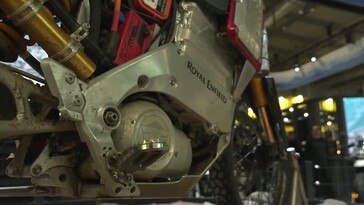 De overvloed aan aluminium onderdelen op de Himalayan Test Bed duidt misschien op gewichtsbesparing en de intentie om snel prototypes te maken. (Afbeeldingsbron: Royal Enfield op YouTube)