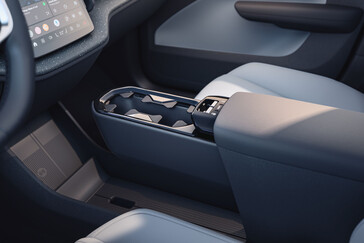Volvo's EX30 wordt geleverd met een goed ingericht interieur, inclusief een draadloos oplaadstation voor telefoons in de middenconsole. (Afbeelding bron: Volvo)