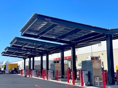 Het off-grid oplaadsysteem voor EV&#039;s van Trinity Structures omvat zonnepanelen, batterijopslag en oplaadstations. (Bron: Trinity Structures)