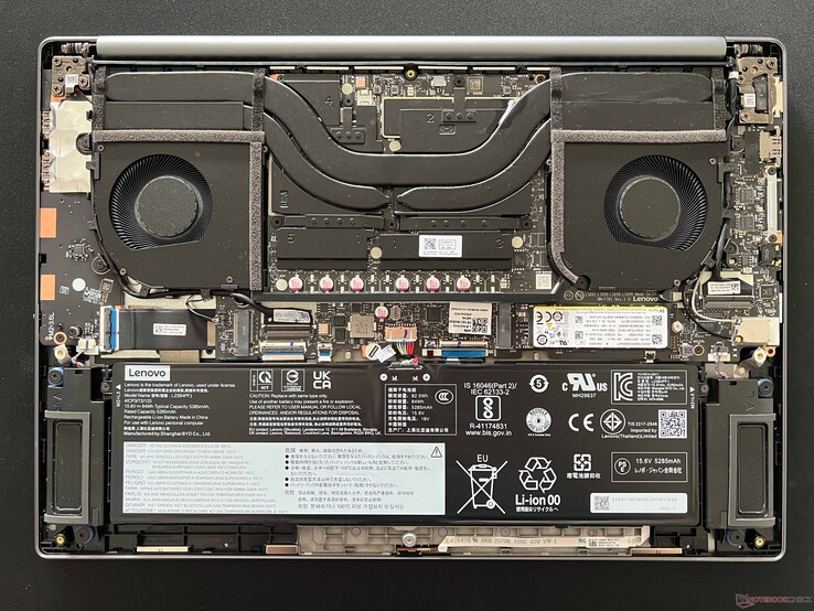 Yoga Pro 9 16IMH9 RTX 4070 ter vergelijking om geen grote interne verschillen te laten zien