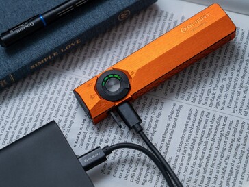 De Olight ArkPro Ultra kan worden opgeladen via de USB-C-poort.