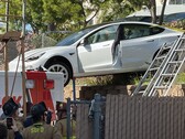 De versnelling van deze Model 3 die bovenop een ambulance belandde, werd beschouwd als een pedaalongeluk (afbeelding: SDFD)