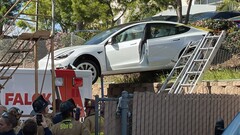 De versnelling van deze Model 3 die bovenop een ambulance belandde, werd beschouwd als een pedaalongeluk (afbeelding: SDFD)