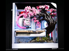 De op maat gemaakte pc „Cherry Bloom“ is voorzien van bloemblaadjes van een warmtegevoelige titaniumlegering.