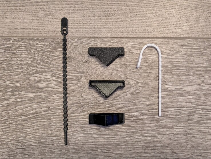 Ritssluitingen in zwart en wit TPU (door Extrutim op Printables) en aangepaste hoeken voor montagesysteem in zwart TPU.