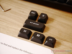 Extra keycaps om van OS-modus te wisselen en om gekleurde accenttoetsen te vervangen. 