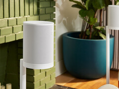 De Era 100 SL gemonteerd op een Sonos standaard.