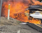 De Tesla Model Y van een man vloog in brand op een Californische snelweg en Tesla heeft hem schijnbaar de koude schouder gegeven terwijl hij naar antwoorden zoekt. (Beeldbron: Bishal Malla op Twitter)