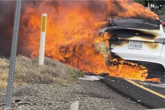 De Tesla Model Y van een man vloog in brand op een Californische snelweg en Tesla heeft hem schijnbaar de koude schouder gegeven terwijl hij naar antwoorden zoekt. (Beeldbron: Bishal Malla op Twitter)