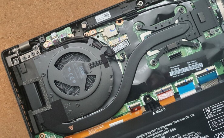 Een enkele heat pipe samen met een vrij grote ventilator voert de ~33 W in de ThinkPad T14's af.