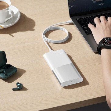 Een laptop opladen met de SuperVOOC powerbank (bron: OnePlus)