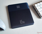 De Baseus Blade 2 Powerbank heeft een platte behuizing met een metalen frame. (Afbeelding: Notebookcheck)