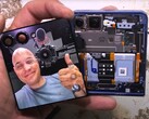 Een teardown van de Galaxy Z Flip 7 bewijst dat de fliptelefoon van Samsung allesbehalve stofdicht is. (Afbeelding bron: JerryRigEverything)