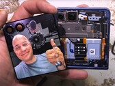 Een teardown van de Galaxy Z Flip 7 bewijst dat de fliptelefoon van Samsung allesbehalve stofdicht is. (Afbeelding bron: JerryRigEverything)