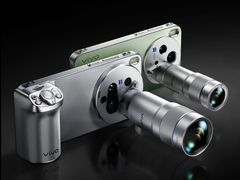 De Vivo X300 Ultra en de X300s met teleconverter accessoires bevestigd.