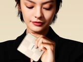 Xiaomi heeft officiële teaserposters, persfoto's en een teaservideo vrijgegeven van de Mix Flip 2 flip-telefoon met Leica-camera. (Afbeeldingsbron: Xiaomi)