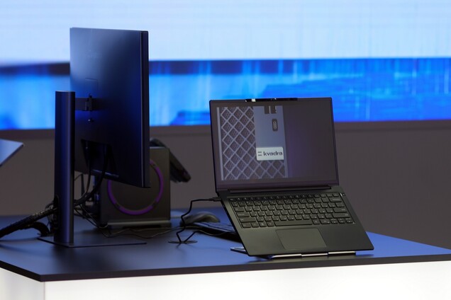 De Kvadra NAU LP14-ultrabook, afgebeeld met het dockingstation en een externe monitor.