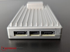 Achterkant: 2x SATA met voeding