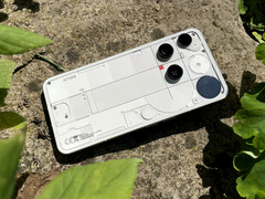 De IP68-gecertificeerde Nothing Phone (3) heeft een aluminium frame en wordt beschermd door Gorilla Glass 7i (scherm) en Gorilla Glass Victus (achterkant). (Afbeeldingsbron: Notebookcheck)