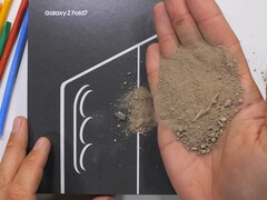 De Samsung Galaxy Z Fold 7 is de nieuwste telefoon die de duurzaamheidstests van JerryRigEverything heeft doorstaan. (Afbeelding bron: JerryRigEverything op YouTube)