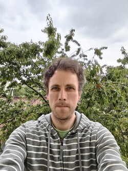 Selfie gemaakt met de camera aan de voorzijde van de Oppo Pad Mini