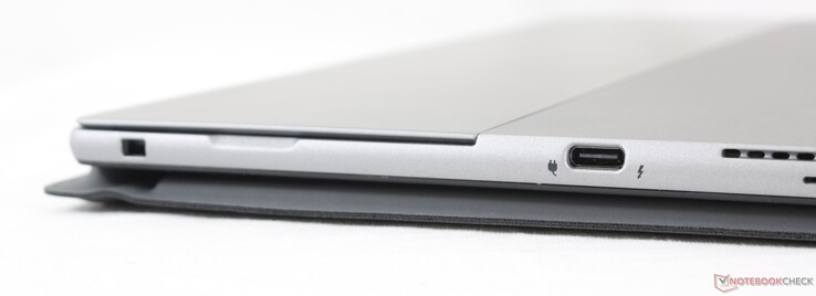 Links: wigslot, USB-C met Thunderbolt 4 + Power Delivery en DisplayPort 1.4