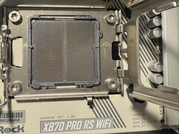 ASRock X870 Pro RS Wifi moederbord socket met wat verkleuring. (Afbeeldingsbron: I_fliu op Reddit)