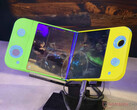 De Flex Gaming heeft een innovatief ontwerp waarbij de joysticks door het chassis lopen om de totale dikte te minimaliseren. (Afbeeldingsbron: Notebookcheck)