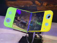 De Flex Gaming heeft een innovatief ontwerp waarbij de joysticks door het chassis lopen om de totale dikte te minimaliseren. (Afbeeldingsbron: Notebookcheck)