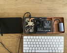 Bento gebruikt een beeldschermbril die video opneemt via een dongle die in de behuizing is opgeborgen. Afgebeeld - de onderdelen van een Steam-deck die achteraf in een toetsenbord is ingebouwd. (Afbeeldingsbron: r/SteamDeckModded op Reddit)