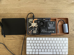Bento gebruikt een beeldschermbril die video opneemt via een dongle die in de behuizing is opgeborgen. Afgebeeld - de onderdelen van een Steam-deck die achteraf in een toetsenbord is ingebouwd. (Afbeeldingsbron: r/SteamDeckModded op Reddit)