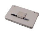 De Thor zelfklevende stylus wordt aan de achterkant van het hoofdscherm van de Thor bevestigd.